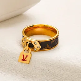 Специальный оптовый роскошный бренд Новый высококачественный дизайнерский титановый ремешок Кольца Классические ювелирные изделия Модные женские кольца Кольцо любви Праздничные подарки