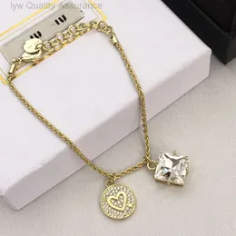 Pulseira designer miumiu Miao Jia 23 Nova pulseira de cristal de diamante quadrado em formato de coração para mulheres com sentimento de alta qualidade, temperamento doce e joias de alta definição