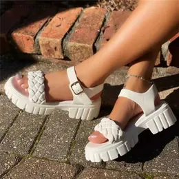 Sandaler Ny modell 2023 Summer Stora kvinnors skor 36-43 Trend Tjocksoled Buckle Casual Sandals Women Beachl24313