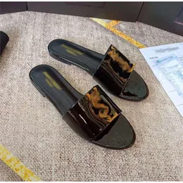 Designer YLS alta versão novo estilo flip flops mulheres usam fundo plano fivela de metal sandálias de salto baixo