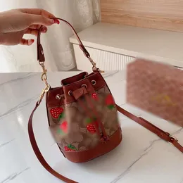 Loja de atacado de fábrica 2024 verão novo produto flor velha balde com cordão bolsa de lona ombro único portátil crossbody com caixa conjunto completo de vedação de plástico