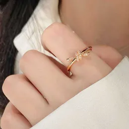 Designer-Wickelring mit T-förmigem Knoten für Damen, leicht, luxuriös, klein und beliebt, einfacher Zeigefinger mit Intarsien aus 18-karätigem Roségold