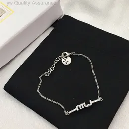 Designer miui BraccialiMiao Familys Nuovo braccialetto con lettera Miumiu da donna in ottone placcato oro con diamanti incastonati moda leggero stile di lusso sensazione avanzata pieno di diamanti