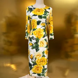 유럽 ​​패션 브랜드 실크 노란색 로즈 플로럴 프린트 타이트 피팅 승무원 목 3/4 슬리브 미디 드레스