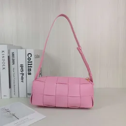 Lojas de desconto bolsa de tecido de couro genuíno versátil ombro único axilas travesseiro de mão fita waffle rosa feminino 2024 novo modelo