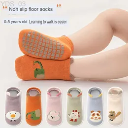 Barnstrumpor Sex par barns tredimensionella tecknade korta rör Anti Slip Floor Socks Trampoline Socks Spring and Autumn Cotton S YQ240314