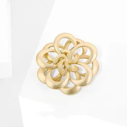 Broche retrô francês de designer com broche vintage medieval de alto valor estético com pequena fragrância e pequeno nicho de design floral e acessórios para casaco