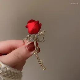 Broszki kryształowy czerwony różowy kwiat dla kobiet kryształowe eleganckie szpilki lapowe odznaka przyjęcia biżuteria