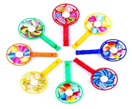 Söt babybarn Windmill Toy Colorful Small Windmills Toy Children Plast Windmill Whistling Handle Toys Pinwheel Wind Spinner6642312