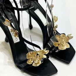 Sukienka buty 2024 Summer Nowy styl Golden Flower Square Stopa Stiletto High Obcing Buty z seksownymi otwartymi palcami sandałami dla kobiet Q240314