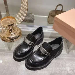 Mocassins de um pé com sola grossa Amiu, sapatos únicos de primavera e outono 2023, estilo britânico, bico redondo, sapatos de couro pequenos para mulheres