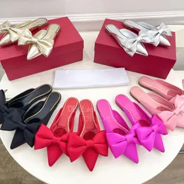Top quality Trendy Bow Silk Kitten heels mules sandal Flat slides Bowtie Pointed toe slipper Flat Beach Vacation shoes Luxury designer heeled slipper for womens Pink