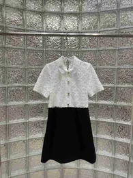 Grundläggande casual klänningar Designer 23 Summer MIU: s nya produkt Tunga industri Anpassade vävning av ihåligt vattenlösligt broderi skarvningsdockhalsklänning VHVG