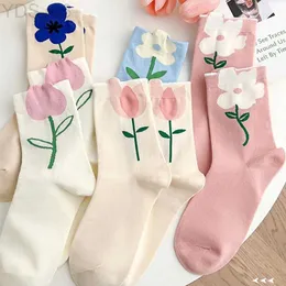 Skarpetki dla dzieci Flower Socks Women Tulip Krótkie skarpetki Mid Tube Socks Autumn and Winter Ins Fashion Girl Student Cute Lovely Socks YQ240314