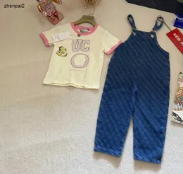 Luxury Kids T-Shirt Suits baby Tracksuits Storlek 100-140 cm Summer Tvådelar Set Girls T-shirt och denim Suspender Pants 24mar