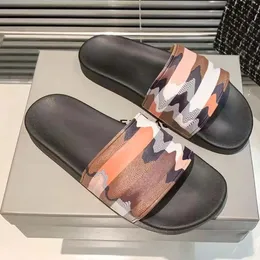 2004 NUOVE pantofole sandali firmatiMarchio di lusso da uomo Scivoli Scarpe Sandali estivi Scivolo da spiaggia Designer modello a griglia piatta Stampa Avatar Infradito Slider 02