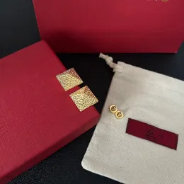 Orecchini boutique placcati in oro Orecchini affascinanti in rame stile lusso dimensioni 2X2 cm con orecchini con timbro Gioielli regalo d'amore vintage