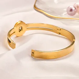 Projektanści bransoletki nigdy nie zanikają luksusowe litery złota twarda bransoletka biżuteria damskie bransoletki ze stali nierdzewnej złota klamra 17 cm biżuteria mody damskie.