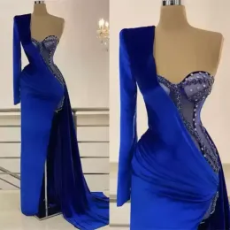 Royal Blue Veet Mermaid Prom Dresses One Shoulder Side Split Pärlor Evening Custom Made Applices Ruffles Golvlängd Celebrity Party klänning