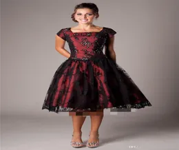 Preto e vermelho renda vintage vestidos de cocktail curtos modestos com mangas de tampa Aline comprimento de joelho curto baile de coquetéis de coquetel de coquetel de copoes BAC6709665