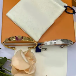 Lüks Açık Oyma Yonca Mektup Bileklik Bileklik Bileklik Koldağı Tasarım Kadın Altın Gümüş Kaplama Paslanmaz Çelik Bant Kuff Pulsera Takı Aksesuarları Toptan
