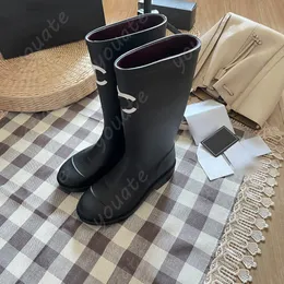 Stivali di alta qualità Tacco spesso Stivali lunghi con suola spessa Stivali da pioggia da donna con punta quadrata Moda Stivali da donna in gomma da uomo Nuove scarpe da pioggia impermeabili con tubo alto antiscivolo Colore puro