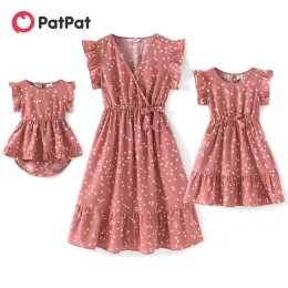Klänningar Patpat Familj Matchande kläder Mother Daughter kläder över hela prickar Pink Cross Wrap V Neck Ruffle Fluttersleeve Dresses