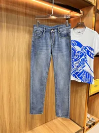 Calças masculinas de grife masculinas europeias calças masculinas motocicleta bordado pop rasgado algodão moda jeans calças de carga masculina preto tamanho do quadril 28-40 # 033