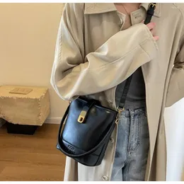 أكياس الكتف دلو جلد بو صغير للسيدات الأزياء Portbale Handbags عتيقة كوريا على غرار حقيبة المرأة