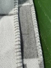 Coperte Coperta da lettera Morbida miscela di lana Sciarpa Scialle Portatile Caldo Plaid Divano letto Asciugamano in pile Primavera Autunno Donne Coperte da tiro 240314