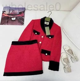 Abito a due pezzi firmato 2024 Inizio primavera Nuovo Nanyou Guc Velluto rosso Bordo a contrasto Cappotto lavorato a maglia + Gonna avvolgente all'anca Set KX55