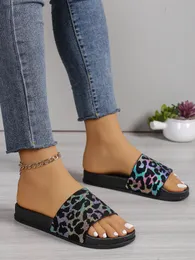 Summer Womens tofflor Luxur Designer Slipper Antiskid slitstyrka Straw Cross Flat Sandals Holiday Style Olika färger Sandal utomhus