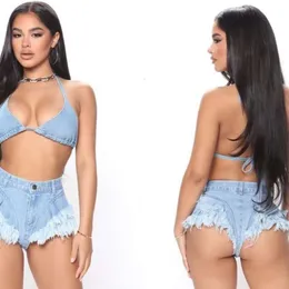 Ultra kısa üçgen denim boyun asılı, tüylü kenar yükseltilmiş kalçalar sıcak pantolon, seksi gece kulübü bikini askı şortları, modaya uygun mağaza kadınlar için set