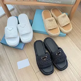 Tasarımcı Lüks Terlik Üçgen Sandalet Çim sal dokuma ayakkabıları Açık Seyahat Yüzme Havuzu Platform Topuk Düz Slayt Kadın Boş Zaman Yaz Slayt