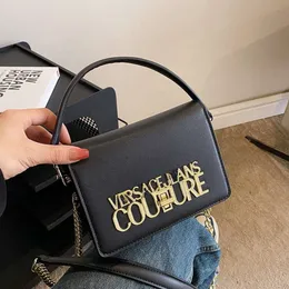 Bolsa feminina de alta qualidade, moderna, pequena, quadrada, versátil, com corrente, bolsa de ombro, simples e elegante, com letras, bolsa crossbody para mulheres