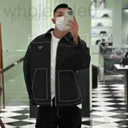 Męskie kurtki projektant projektant Wysoka wersja 2023 Autumn/Winter Nowy luksusowy moda P Home Metal Trójkąt ozdobiony elastyczną bawełnianą kurtkę jeansową 673b 5y3x