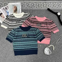 Frauenpullover Designer -Akademie -Stil Intercolor Stripes MM Sommer Neue besetzte Diamantbriefe modische vielseitige, schlanke Fit -Strick -Kurzärmelfrauen R8GA 5FP3