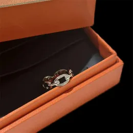 Anello di design cavo gioielli da uomo anello di lusso a fascia moda semplici fedi nuziali per le donne placcatura non appannante argento splendente zh167 E4