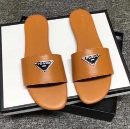 Designer-Sandalen, Hausschuhe, Sandalen, runde Zehen, undichten Kopf, Flip-Flops, Luxus-Damen, flache Strand-Slides, Flip-Flops, Sommer, Metall-Patch, Leder, Outdoor-Slipper, Badeschuhe