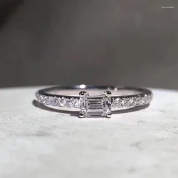 Cluster Anéis Huitan Design de Moda Mulheres Anel de Dedo com Deslumbrante Zircônia Cúbica Pedra Requintado Fino Noiva Festa de Casamento Chic Jóias