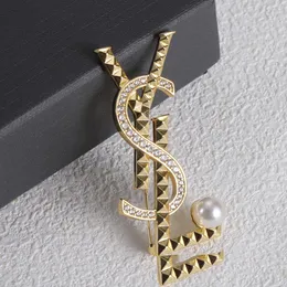 Celtic węzeł broszki złotą literę szpilki luksusowa biżuteria dla kobiet męskie piersi codzienne noszenie akcesorize