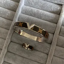 Top Quality V Letter Rings Bangles Logo Tryckt Love Ring Luxury Märke Rostfritt stål Parringar