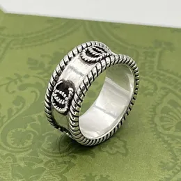 Vintage klassischer Ring mit Buchstabe G, grüne Emaille, kleiner Gänseblümchen-Serpentinen-Paarring, Love Fearless Elf Ring, männlicher leichter Luxusring, High-End-Design 24031510