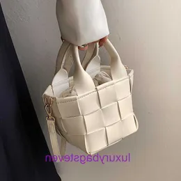 Top original wholesale Bottgss Ventss Cassette tote bags online shopThis years popular bucket bag for women in 2023 new crossbody fashionabl With Real Logo DKQM