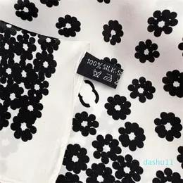 Le ragazze amano la sciarpa Sciarpe di fiori romantici squisiti Moda Nero Bianco Fascia per capelli Regali di marca Accessori di abbigliamento Viaggi per feste 50x50 cm