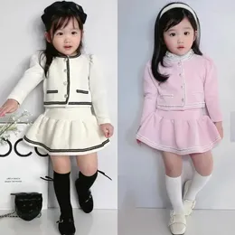 Babykläderuppsättning 2024 Hösten liten doftande vindflickor kostym Cardigan Coat Short Kjol Sweet Two Piece 240312