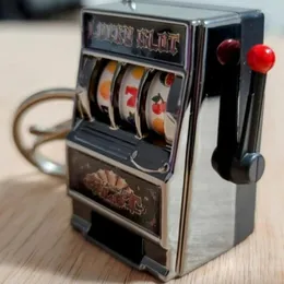 Klapety 2024 Mini -owocowe brelowiec z małym dzwonkiem zabawna maszyna do gier wisiorek Lucky Charm Jackpot Breakrings Bag Prezenty