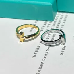 Tifaniym Classic T Family Korean Edition Fashion Shaped Diamond Inlaid Titanium Steel Ring för kvinnlig minoritetsdesign Högkvalitet Enkelt och kallt stilpar