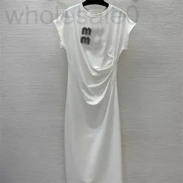 Grundlegende Freizeitkleider Designer Mode Elegantes Kleid Seitlich geteilter weißer Rock Maßgeschneiderte Diamant-Perlen-Taille Dünne, kurzärmelige, weiche, bequeme Damenröcke EQBK