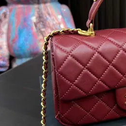 Klassisk messengerväska kvinnor axelväska lammskinn handväska hög kvalitet med högkvalitativ hårdvara handtag flip väska